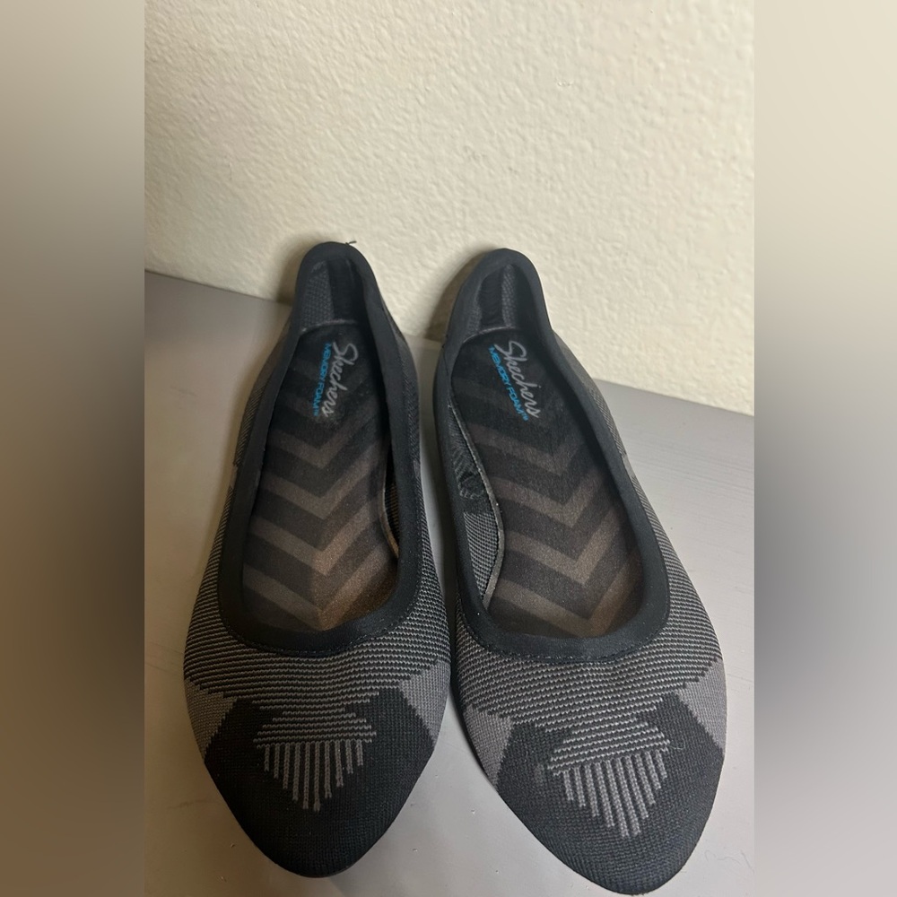 Skechers Women's Black and Gray Patterned Flats